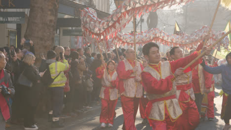 Multitudes-En-El-Desfile-Alrededor-De-Trafalgar-Square-En-Londres-Reino-Unido-En-2023-Para-Celebrar-El-Año-Nuevo-Chino-Con-La-Danza-Del-Dragón-1