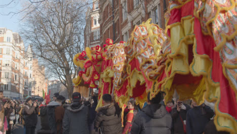 Multitudes-En-El-Desfile-Alrededor-De-Trafalgar-Square-En-Londres-Reino-Unido-En-2023-Para-Celebrar-El-Año-Nuevo-Chino-Con-Dragon-Dance-4