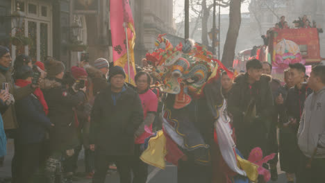 Multitudes-En-El-Desfile-Alrededor-De-Trafalgar-Square-En-Londres,-Reino-Unido-En-2023-Para-Celebrar-El-Año-Nuevo-Chino-Con-Bailarines-De-Dragones-Y-Leones