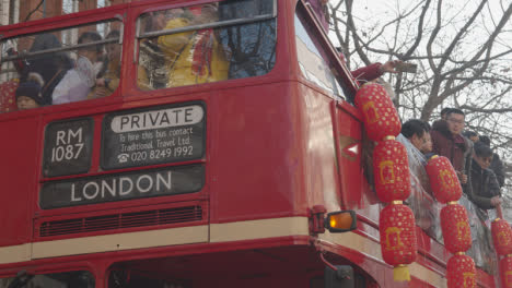 Personas-En-Autobuses-Abiertos-En-El-Desfile-Alrededor-De-Trafalgar-Square-En-Londres,-Reino-Unido-En-2023-Para-Celebrar-El-Año-Nuevo-Chino