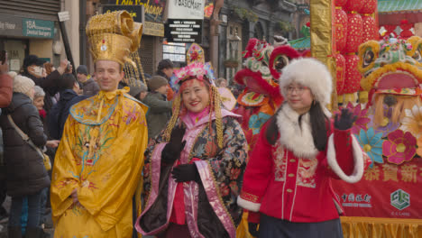 Multitudes-En-El-Desfile-Con-Flotadores-Alrededor-De-Trafalgar-Square-En-Londres,-Reino-Unido-En-2023-Para-Celebrar-El-Año-Nuevo-Chino