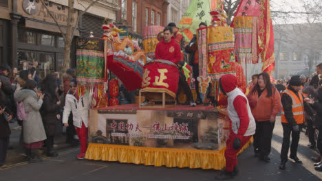 Multitudes-En-El-Desfile-Con-Flotadores-Alrededor-De-Trafalgar-Square-En-Londres,-Reino-Unido-En-2023-Para-Celebrar-El-Año-Nuevo-Chino-2