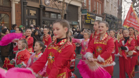 Bailarines-En-Desfile-Alrededor-De-Trafalgar-Square-En-Londres-Reino-Unido-En-2023-Para-Celebrar-El-Año-Nuevo-Chino