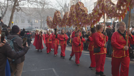 Multitudes-En-El-Desfile-Alrededor-De-Trafalgar-Square-En-Londres-Reino-Unido-En-2023-Para-Celebrar-El-Año-Nuevo-Chino-Con-Dragon-Dance-5