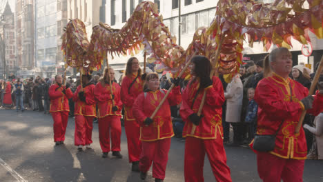 Multitudes-En-El-Desfile-Alrededor-De-Trafalgar-Square-En-Londres-Reino-Unido-En-2023-Para-Celebrar-El-Año-Nuevo-Chino-Con-Dragon-Dance-6