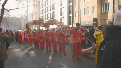 Multitudes-En-El-Desfile-Alrededor-De-Trafalgar-Square-En-Londres-Reino-Unido-En-2023-Para-Celebrar-El-Año-Nuevo-Chino-Con-Dragon-Dance-7