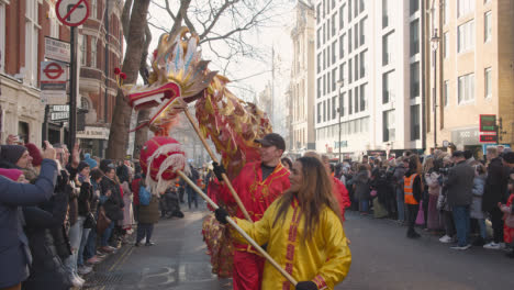 Multitudes-En-El-Desfile-Alrededor-De-Trafalgar-Square-En-Londres-Reino-Unido-En-2023-Para-Celebrar-El-Año-Nuevo-Chino-Con-Dragon-Dance-8