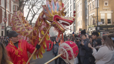 Multitudes-En-El-Desfile-Alrededor-De-Trafalgar-Square-En-Londres-Reino-Unido-En-2023-Para-Celebrar-El-Año-Nuevo-Chino-Con-Dragon-Dance-9