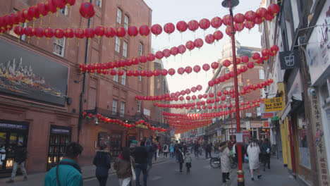 Bunte-Papierlaternen-Hingen-Auf-Der-Anderen-Straßenseite,-Um-Das-Chinesische-Neujahr-2023-In-London,-Großbritannien,-Zu-Feiern