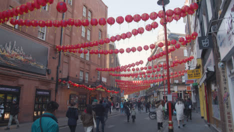 Linternas-De-Papel-De-Colores-Colgadas-Al-Otro-Lado-De-La-Calle-Para-Celebrar-El-Año-Nuevo-Chino-2023-En-Londres,-Reino-Unido