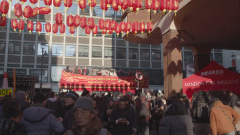 Leute-In-Offenen-Bussen-Bei-Der-Parade-Um-Chinatown-In-London-Großbritannien-Im-Jahr-2023,-Um-Das-Chinesische-Neujahr-Zu-Feiern