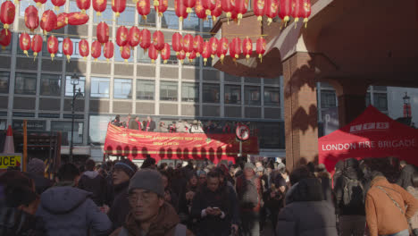 Personas-En-Autobuses-Abiertos-En-Un-Desfile-Alrededor-De-Chinatown-En-Londres,-Reino-Unido-En-2023-Para-Celebrar-El-Año-Nuevo-Chino