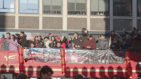 Personas-En-Autobuses-Abiertos-En-Un-Desfile-Alrededor-De-Chinatown-En-Londres,-Reino-Unido-En-2023-Para-Celebrar-El-Año-Nuevo-Chino-1
