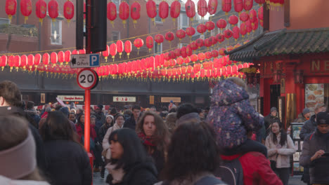 Linternas-De-Papel-De-Colores-Colgadas-Al-Otro-Lado-De-La-Calle-Para-Celebrar-El-Año-Nuevo-Chino-2023-En-Londres,-Reino-Unido-1