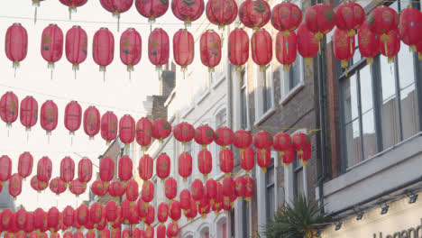 Bunte-Papierlaternen-Hingen-Auf-Der-Anderen-Straße,-Um-Das-Chinesische-Neujahr-2023-In-London-Uk-2-Zu-Feiern