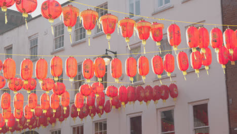 Linternas-De-Papel-De-Colores-Colgadas-Al-Otro-Lado-De-La-Calle-Para-Celebrar-El-Año-Nuevo-Chino-2023-En-Londres,-Reino-Unido-3