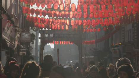 Linternas-De-Papel-De-Colores-Colgadas-En-Gerrard-Street-Para-Celebrar-El-Año-Nuevo-Chino-2023-En-Londres,-Reino-Unido