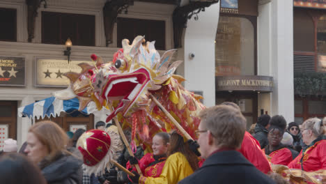 Multitudes-En-El-Desfile-Alrededor-De-Chinatown-En-Londres,-Reino-Unido-En-2023-Para-Celebrar-El-Año-Nuevo-Chino-Con-La-Danza-Del-Dragón-10