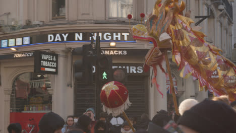 Menschenmassen-Bei-Der-Parade-Um-Chinatown-In-London,-Großbritannien-Im-Jahr-2023,-Um-Das-Chinesische-Neujahr-Mit-Drachentanz-11-Zu-Feiern