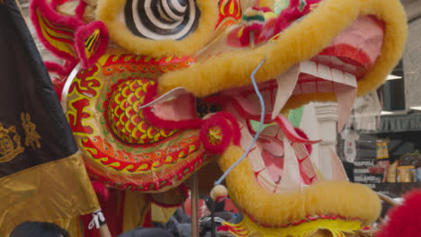 Menschenmassen-Bei-Der-Parade-Um-Chinatown-In-London,-Großbritannien-Im-Jahr-2023,-Um-Das-Chinesische-Neujahr-Mit-Drachentanz-12-Zu-Feiern