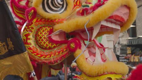 Multitudes-En-El-Desfile-Alrededor-De-Chinatown-En-Londres,-Reino-Unido-En-2023-Para-Celebrar-El-Año-Nuevo-Chino-Con-La-Danza-Del-Dragón-12