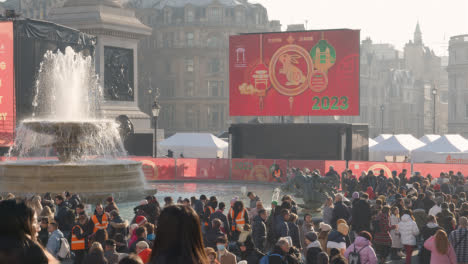 Trafalgar-Square-En-Londres-Reino-Unido-Con-Multitudes-Celebrando-El-Año-Nuevo-Chino-2023-Con-Evento-En-El-Escenario