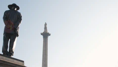 Trafalgar-Square-En-Londres-Reino-Unido-Con-Multitudes-Celebrando-El-Año-Nuevo-Chino-2023-Con-Evento-En-El-Escenario-1