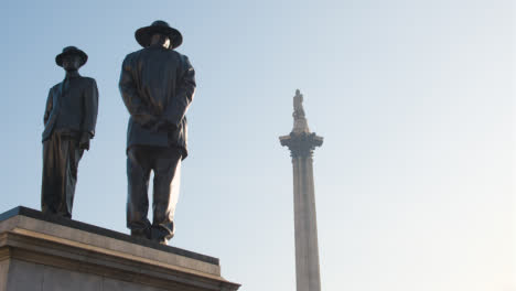 Samson-Kambalu-Antilopenskulptur-Und-Nelsonsäule-Auf-Dem-Trafalgar-Square-In-London,-Vereinigtes-Königreich