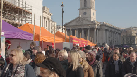 Marktstände-Rund-Um-Den-Trafalgar-Square-In-London,-Großbritannien,-Mit-Menschenmassen,-Die-Das-Chinesische-Neujahr-2023-Feiern