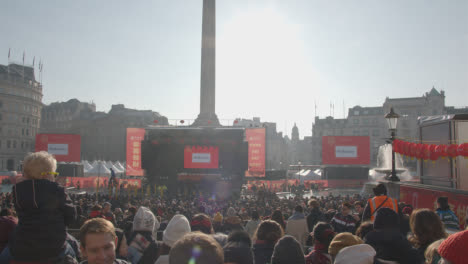 Trafalgar-Square-In-London-Großbritannien-Mit-Massen,-Die-Das-Chinesische-Neujahr-2023-Mit-Veranstaltung-Auf-Bühne-2-Feiern