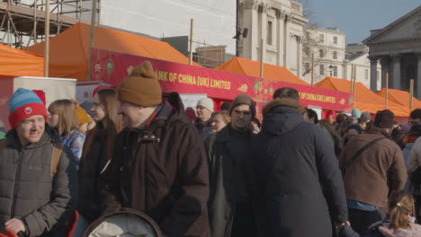 Marktstände-Rund-Um-Den-Trafalgar-Square-In-London,-Großbritannien,-Mit-Menschenmassen,-Die-Das-Chinesische-Neujahr-2023-Feiern-1