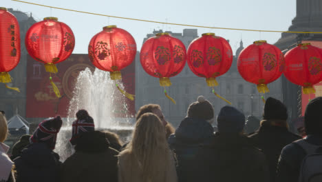 Trafalgar-Square-In-London-Großbritannien-Mit-Massen,-Die-Das-Chinesische-Neujahr-2023-Mit-Veranstaltung-Auf-Bühne-2-Feiern