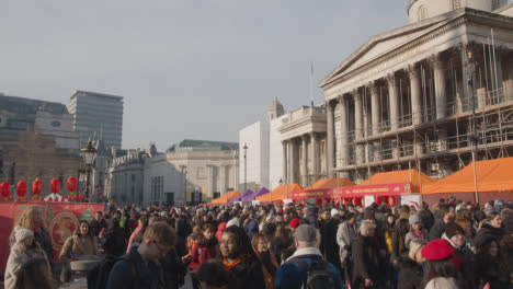 Marktstände-Rund-Um-Den-Trafalgar-Square-In-London-Großbritannien-Mit-Menschenmassen,-Die-Das-Chinesische-Neujahr-2023-Feiern-3