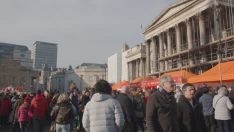 Marktstände-Rund-Um-Den-Trafalgar-Square-In-London-Großbritannien-Mit-Menschenmassen,-Die-Das-Chinesische-Neujahr-2023-Feiern-4
