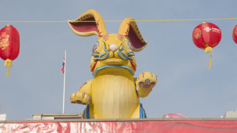 Decoración-De-Conejo-Mecanizada-En-Trafalgar-Square-En-Londres-Reino-Unido-Celebrando-El-Año-Nuevo-Chino-2023