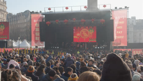Trafalgar-Square-In-London-Großbritannien-Mit-Massen,-Die-Das-Chinesische-Neujahr-2023-Mit-Veranstaltung-Auf-Bühne-3-Feiern