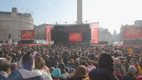 Trafalgar-Square-In-London-Großbritannien-Mit-Massen,-Die-Das-Chinesische-Neujahr-2023-Mit-Veranstaltung-Auf-Bühne-4-Feiern