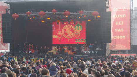 Trafalgar-Square-In-London-Großbritannien-Mit-Menschenmassen,-Die-Das-Chinesische-Neujahr-2023-Mit-Einer-Veranstaltung-Auf-Bühne-5-Feiern