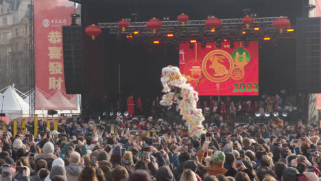Trafalgar-Square-In-London-Großbritannien-Mit-Menschenmassen,-Die-Das-Chinesische-Neujahr-2023-Mit-Löwentänzern-Auf-Der-Bühne-Feiern