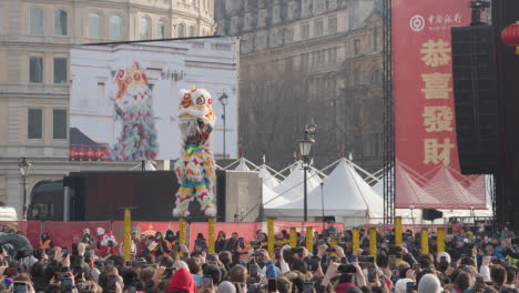 Trafalgar-Square-In-London-Großbritannien-Mit-Menschenmassen,-Die-Das-Chinesische-Neujahr-2023-Mit-Löwentänzern-Auf-Der-Bühne-1-Feiern