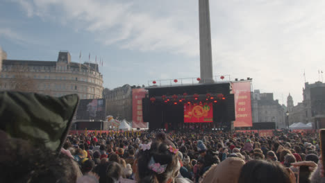 Trafalgar-Square-In-London-Großbritannien-Mit-Menschenmassen,-Die-Das-Chinesische-Neujahr-2023-Mit-Löwentänzern-Auf-Der-Bühne-2-Feiern