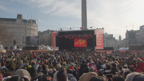 Trafalgar-Square-In-London-Großbritannien-Mit-Massen,-Die-Das-Chinesische-Neujahr-2023-Mit-Löwentänzern-Auf-Bühne-3-Feiern