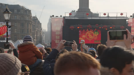Trafalgar-Square-In-London-Großbritannien-Mit-Menschenmassen,-Die-Das-Chinesische-Neujahr-2023-Mit-Löwentänzern-Auf-Bühne-4-Feiern