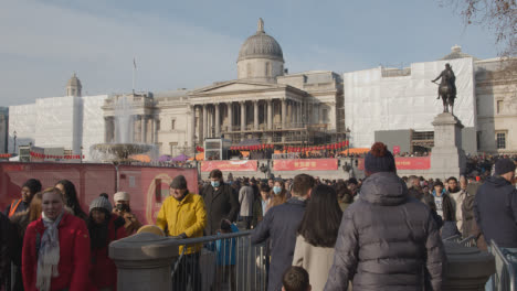 Trafalgar-Square-In-London-Großbritannien-Mit-Menschenmassen,-Die-Das-Chinesische-Neujahr-2023-Mit-Einer-Veranstaltung-Auf-Bühne-6-Feiern