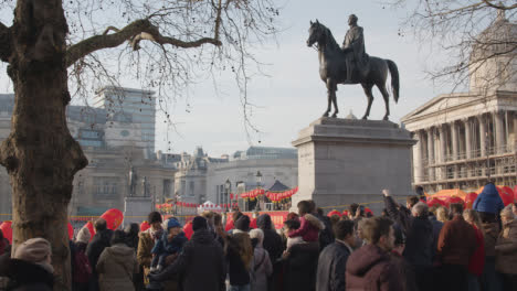 Trafalgar-Square-In-London-Großbritannien-Mit-Massen,-Die-Das-Chinesische-Neujahr-2023-Mit-Veranstaltung-Auf-Bühne-7-Feiern