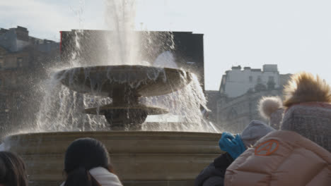 Trafalgar-Square-En-Londres-Reino-Unido-Con-Multitudes-Celebrando-El-Año-Nuevo-Chino-2023-Con-Evento-En-El-Escenario-9