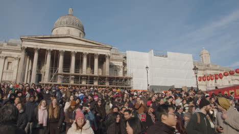 Trafalgar-Square-In-London-Großbritannien-Mit-Menschenmassen,-Die-Das-Chinesische-Neujahr-2023-Mit-Einer-Veranstaltung-Auf-Der-Bühne-10-Feiern