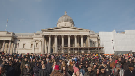 Trafalgar-Square-In-London-Großbritannien-Mit-Menschenmassen,-Die-Das-Chinesische-Neujahr-2023-Mit-Einer-Veranstaltung-Auf-Bühne-11-Feiern
