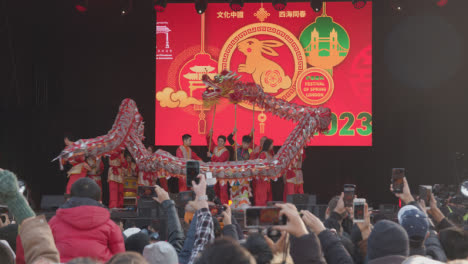 Bailarines-De-Dragones-En-El-Evento-Que-Celebra-El-Año-Nuevo-Chino-2023-En-Trafalgar-Square,-Londres,-Reino-Unido