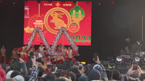 Drachentänzer-Bei-Der-Veranstaltung-Zur-Feier-Des-Chinesischen-Neujahrs-2023-Auf-Dem-Trafalgar-Square-London-Uk-1